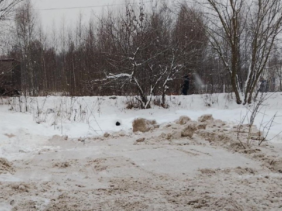 В Аничково коммунальщики убрали кучу снега с территории автопарковки