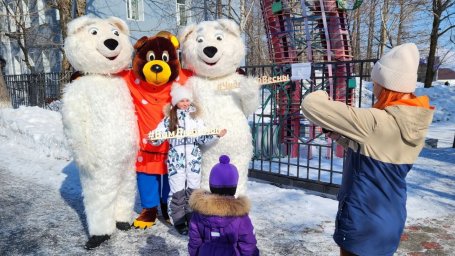 Ростовые куклы и сладкие подарки: как поздравили женщин с 8 Марта в Елизове на Камчатке 1