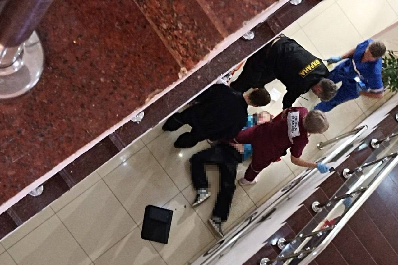 ребенок упал с кровати на кафельный пол