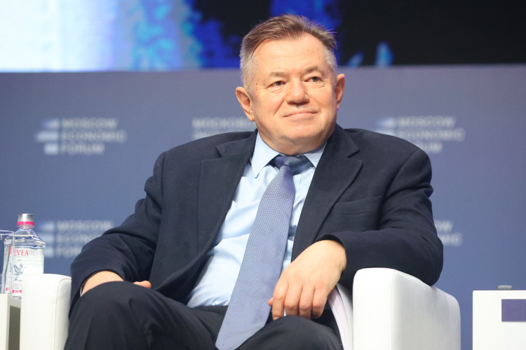 «Нельзя сказать, что Глазьев входит даже в третий эшелон президентского окружения, однако, когда-то Глазьев числился его советником, а Союзное государство — структура, у которой почти нет реальных полномочий»