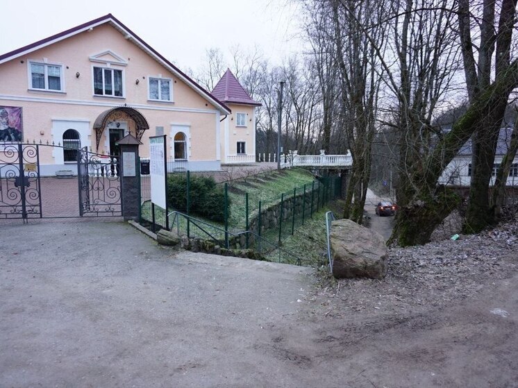 Лестничный спуск ремонтируют в Пушкинских Горах