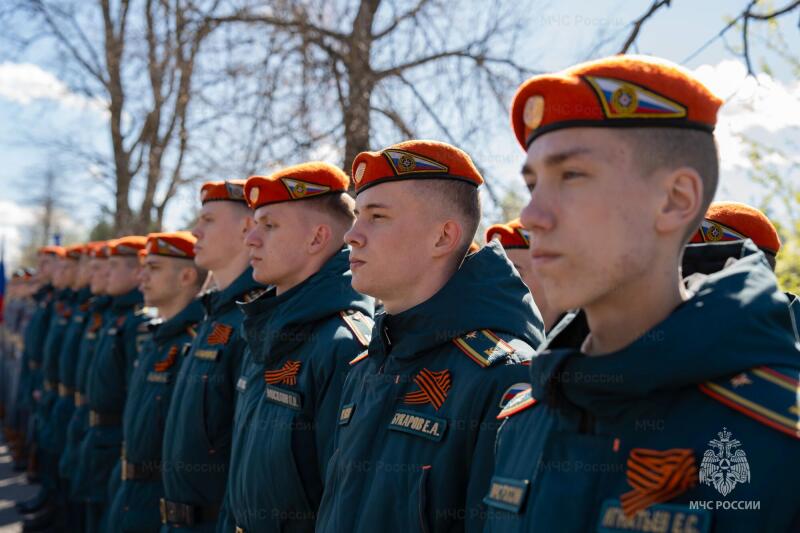 Санкт-Петербургский университет ГПС МЧС России провел торжественный митинг на Невском пятачке