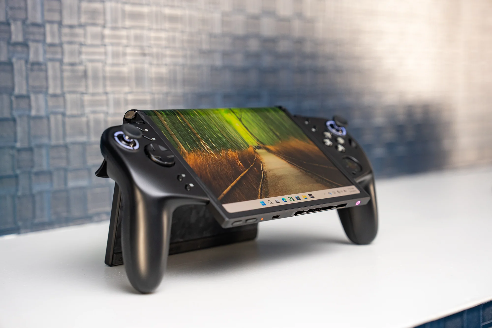 Lenovo представила революционную складную консоль Legion Go Fold 
