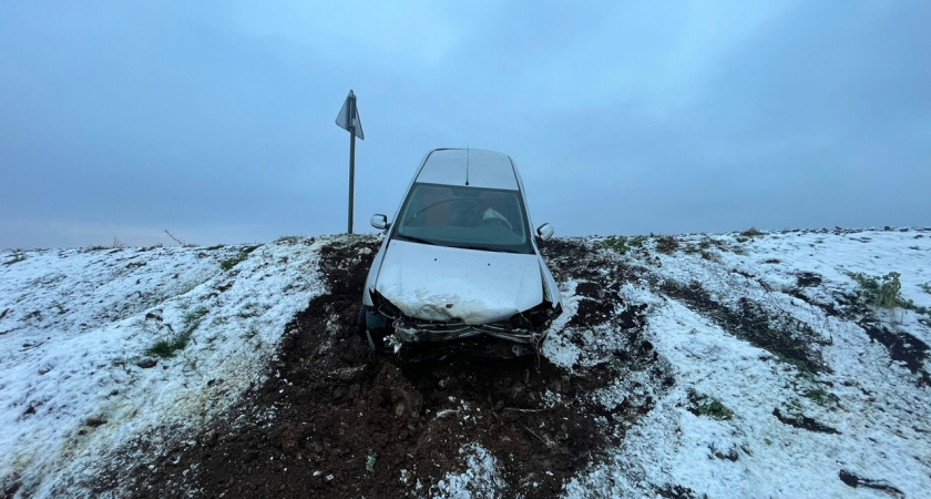 Под Вятскими Полянами пенсионерка на Renault съехала с дороги: двое пострадавших