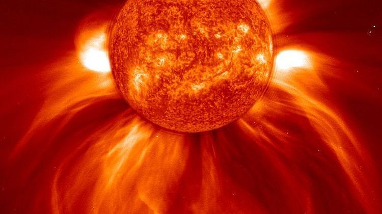 Три вспышки X-класса на обратной стороне Солнца: Земля может избежать мощной магнитной бури?