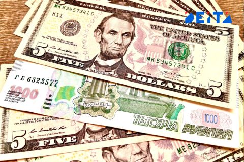 Россиянам советуют избавиться от долларов: в чём причина