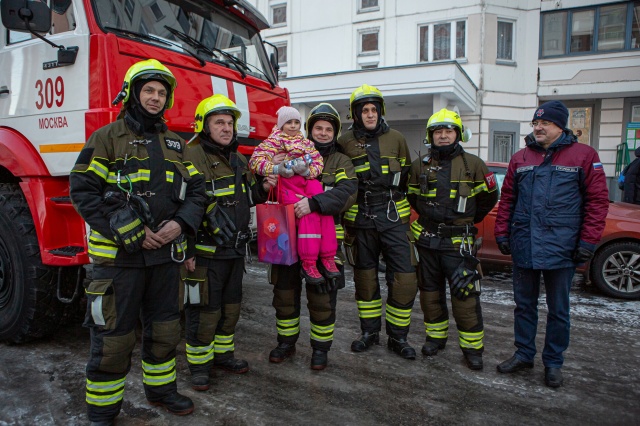 Московские пожарные исполнили новогоднее желание юной жительницы 