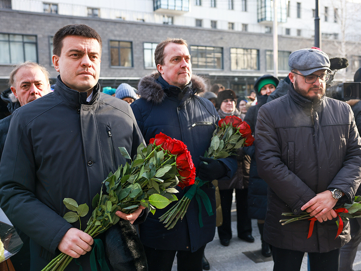 Губернатор Красноярского края возложил цветы к памятнику Дмитрию Хворостовскому
