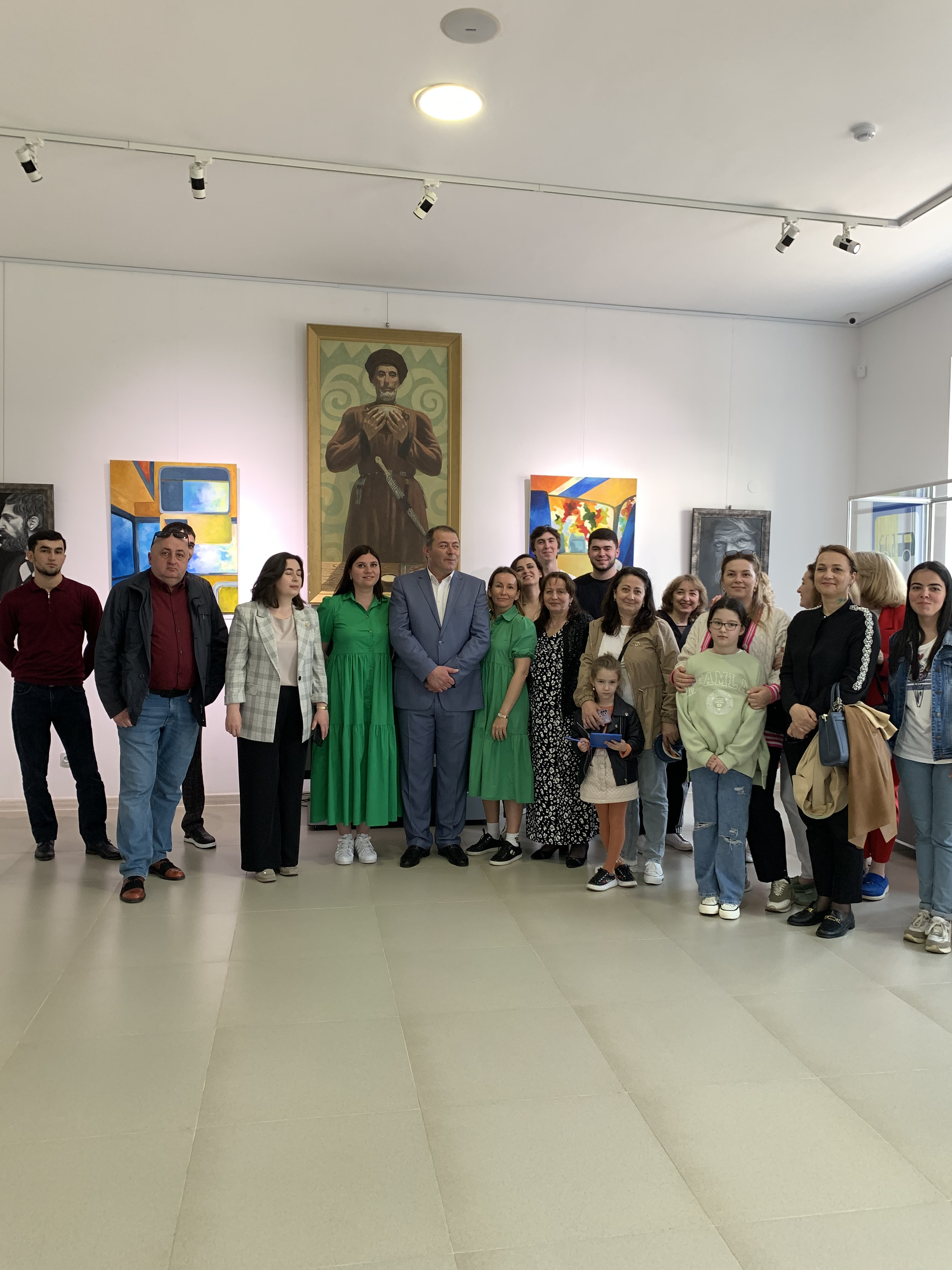 В Карачаево-Черкесии открылась выставка московских художниц «Бесконечный маршрут»