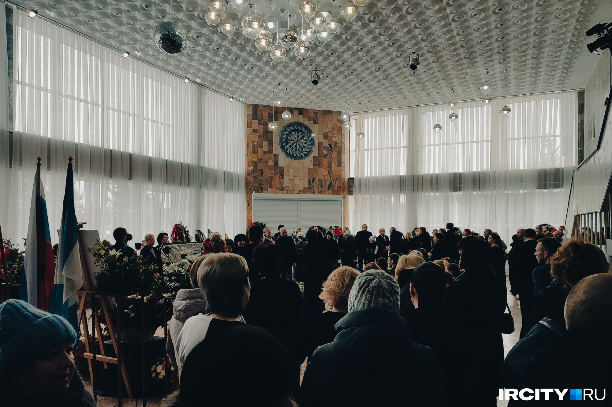 Церемония прощания с Олегом Боровским собрала много людей