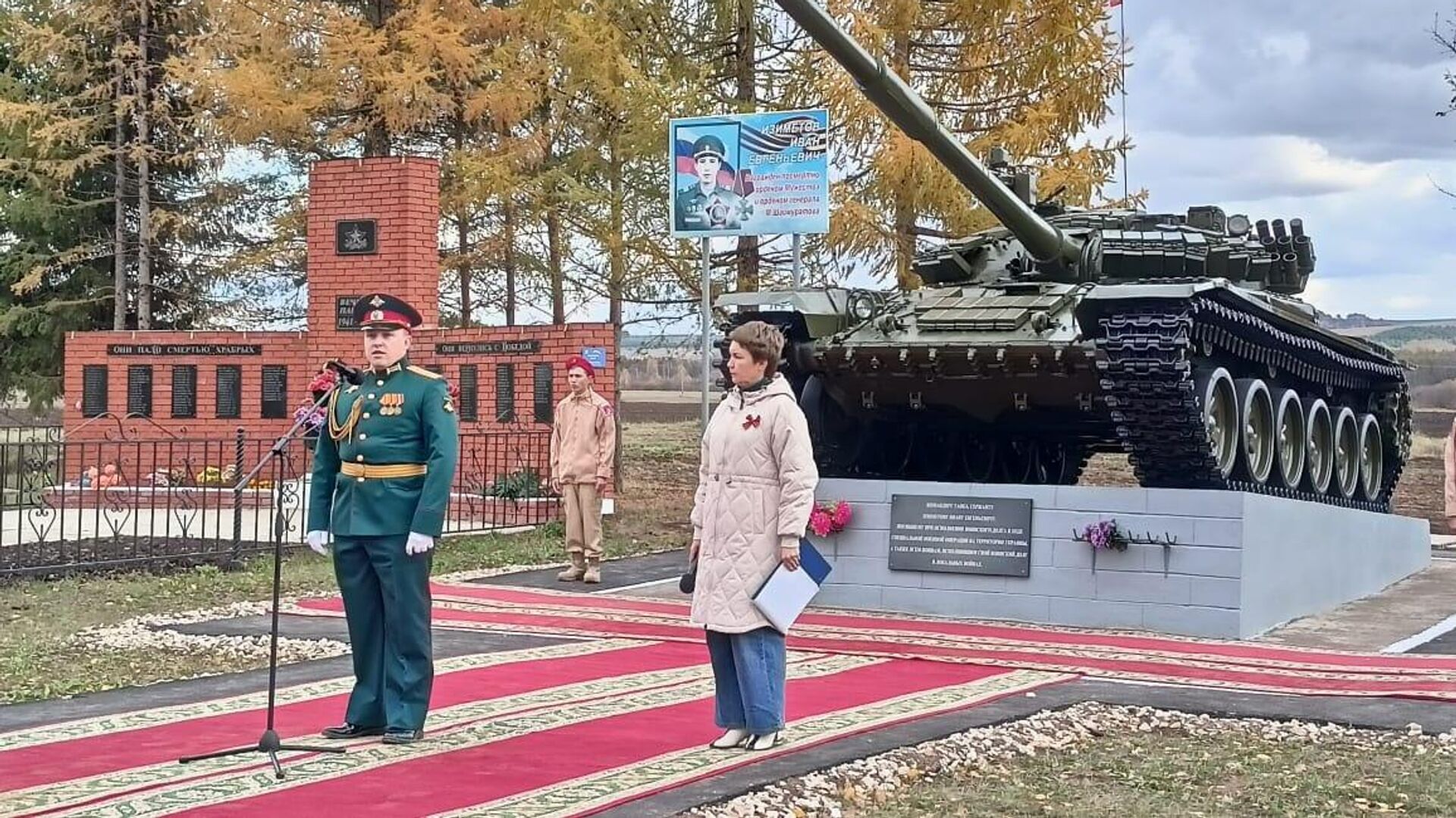 Памятник погибшему танкисту. Памятник танкистам. Памятник добровольцам-танкистам. Памятник танкистам Чернушка