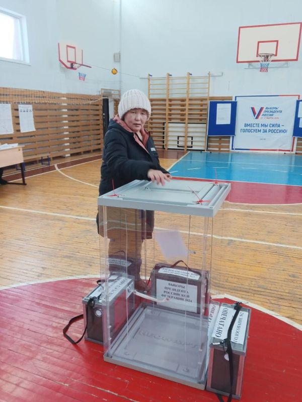 Председатель Момской ТИК Петр Гермогенов сообщает, что были соблюдены все процедуры открытия избирательных участков и самые первые избиратели второго дня выборов уже проголосовали