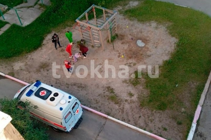 Девочка травмировалась на разбитой детской площадке в Охе портал tvokha.ru