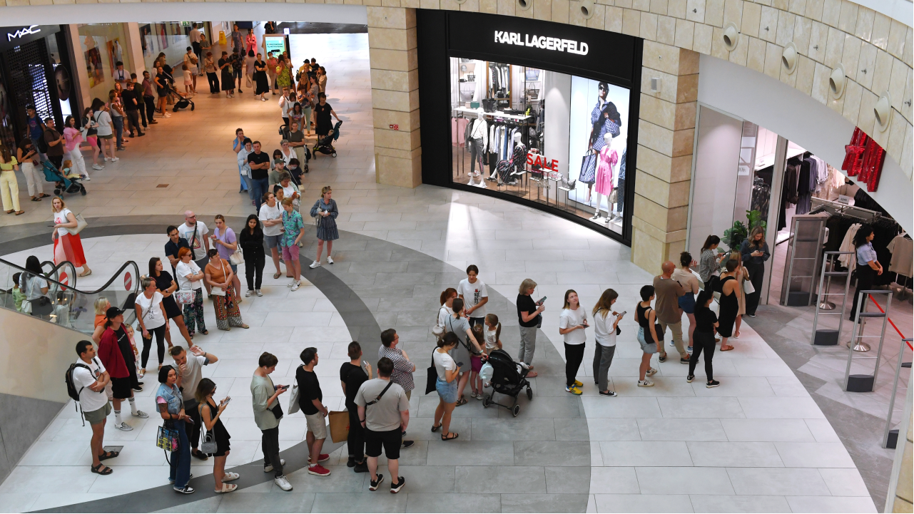 Открыться н. Очередь в HM. Очереди в h and m. Очередь в HM В Москве. Торговый центр.