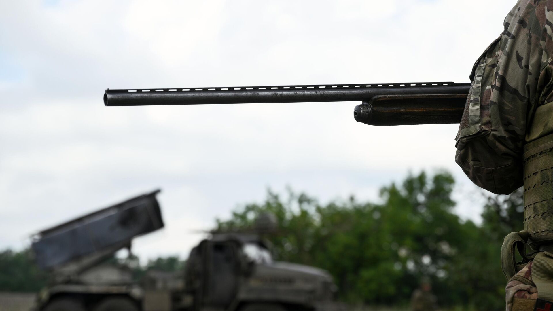 Боевая работа расчета РСЗО Град группировки войск Центр на Красноармейском направлении СВО - Sputnik Абхазия, 1920, 09.07.2025