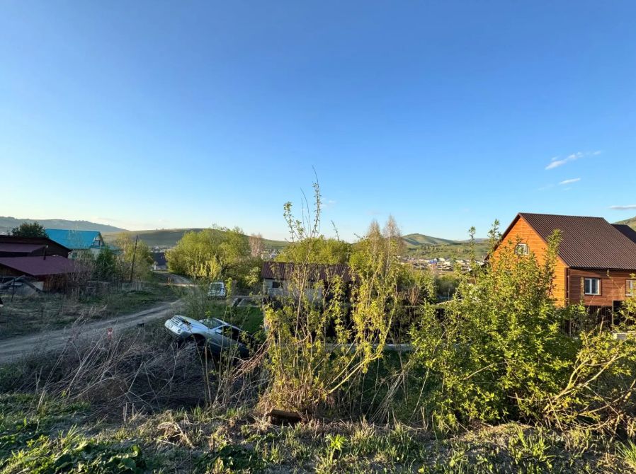 В Горно-Алтайске иномарка слетела с дороги в кювет: женщина-водитель не справилась с управлением 