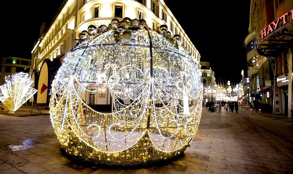 украшения к новому году 2023 на улицах петербурга. где украсили питер к новому году. новогоднее украшение города. гостиный двор новогодний питер. новогоднее украшение города.