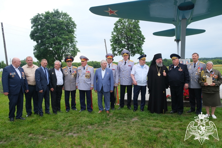 Начальник Управления Росгвардии по Курской области генерал-майор полиции Константин Обушев почтил память летчиков 16-й воздушной армии
