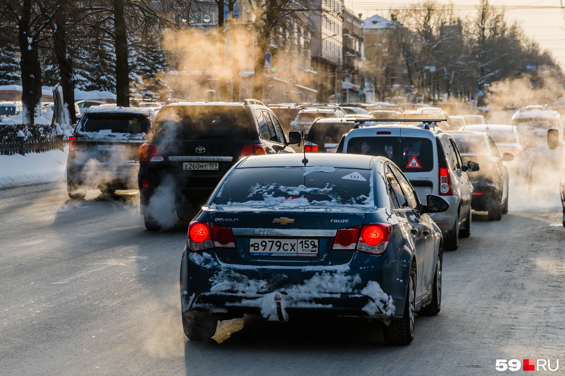 пробка на дороге. пробка машин в перми. коммунальный мост пермь вид сверху. большая пробка. пробки пермь новости.
