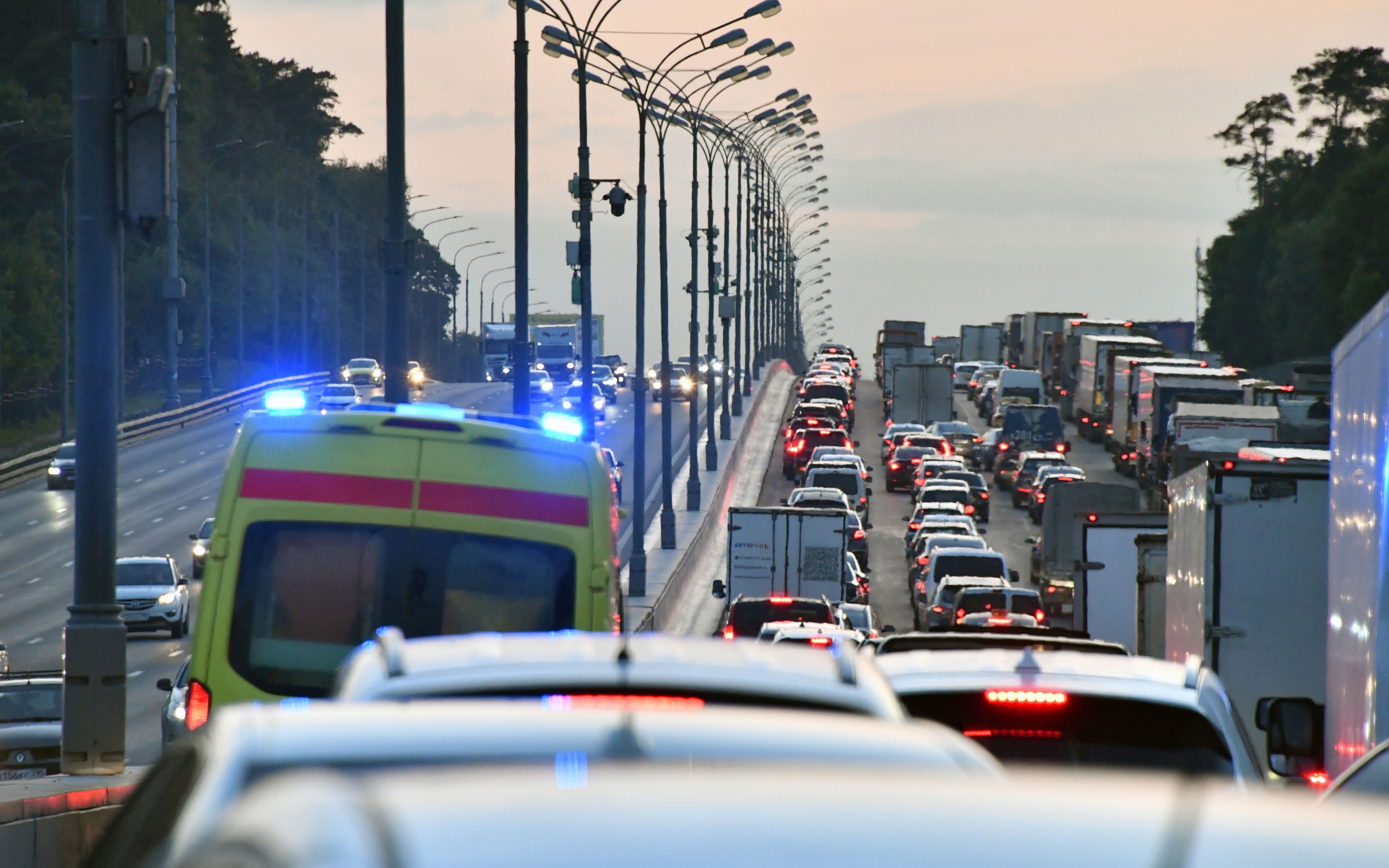 Открыто движение на севере Москвы, где образовались большие пробки