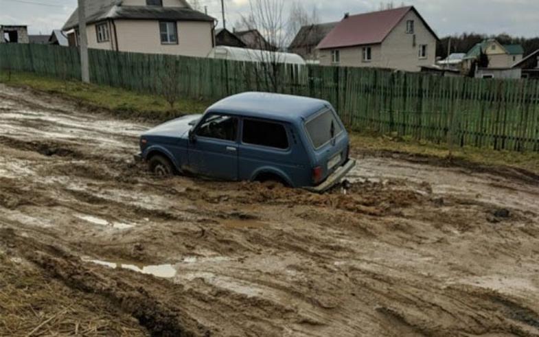 Дорога а в дороге маз который по уши увяз