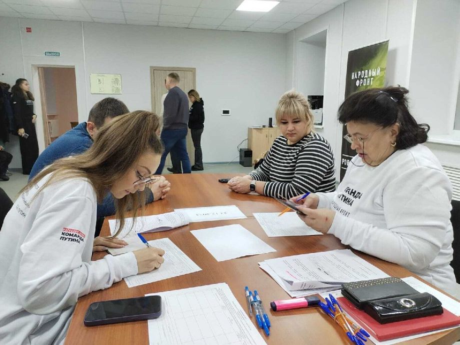 Жители Владимирской области ставят подписи в поддержку выдвижения Владимира Путина в Президенты России