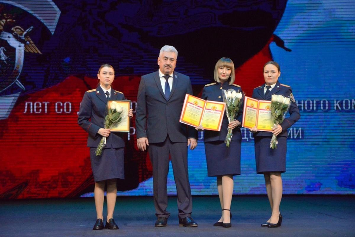 Спикер Госсовета Леонид Черкесов поздравил сотрудников СК РФ по Чувашии с 15-летием со дня образования ведомства