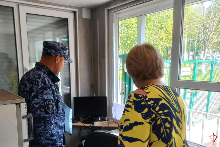 Сотрудники Управления Росгвардии по Удмуртии проводят проверку антитеррористической защищенности образовательных учреждений