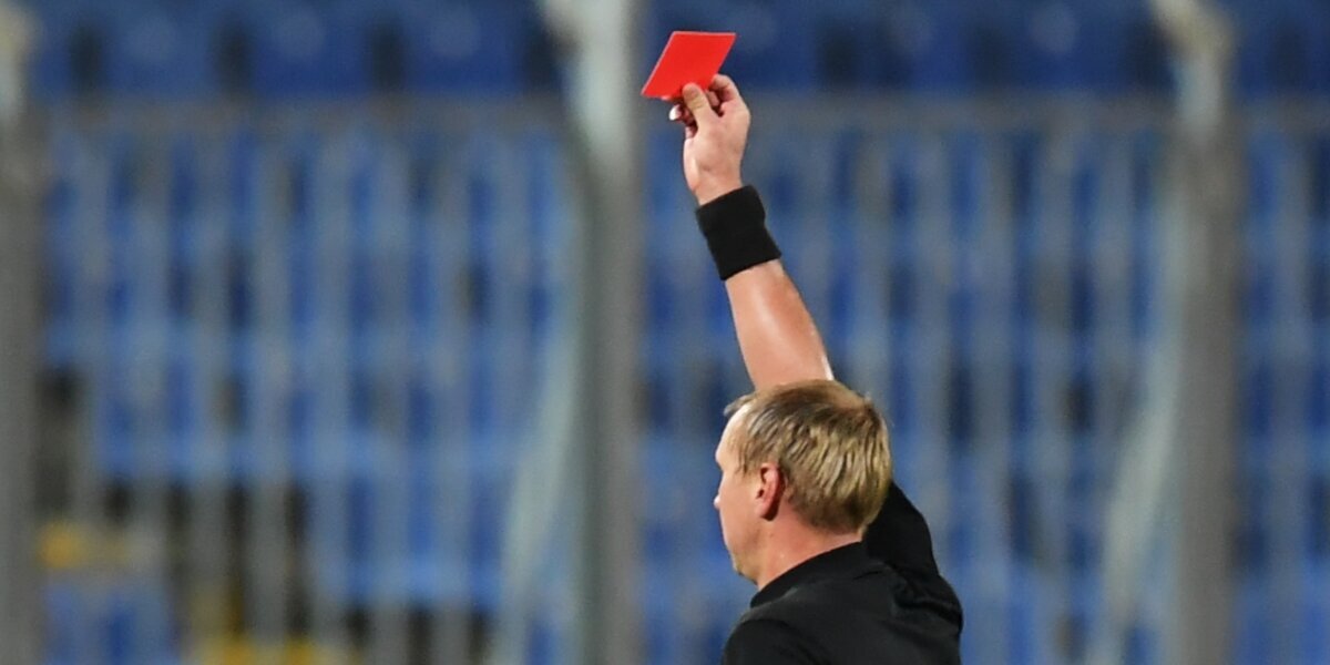 получил красную карточку. карточка и красная карточка для футбола. арбитр с красной карточкой. желтая карточка в футболе. получил красную карточку.