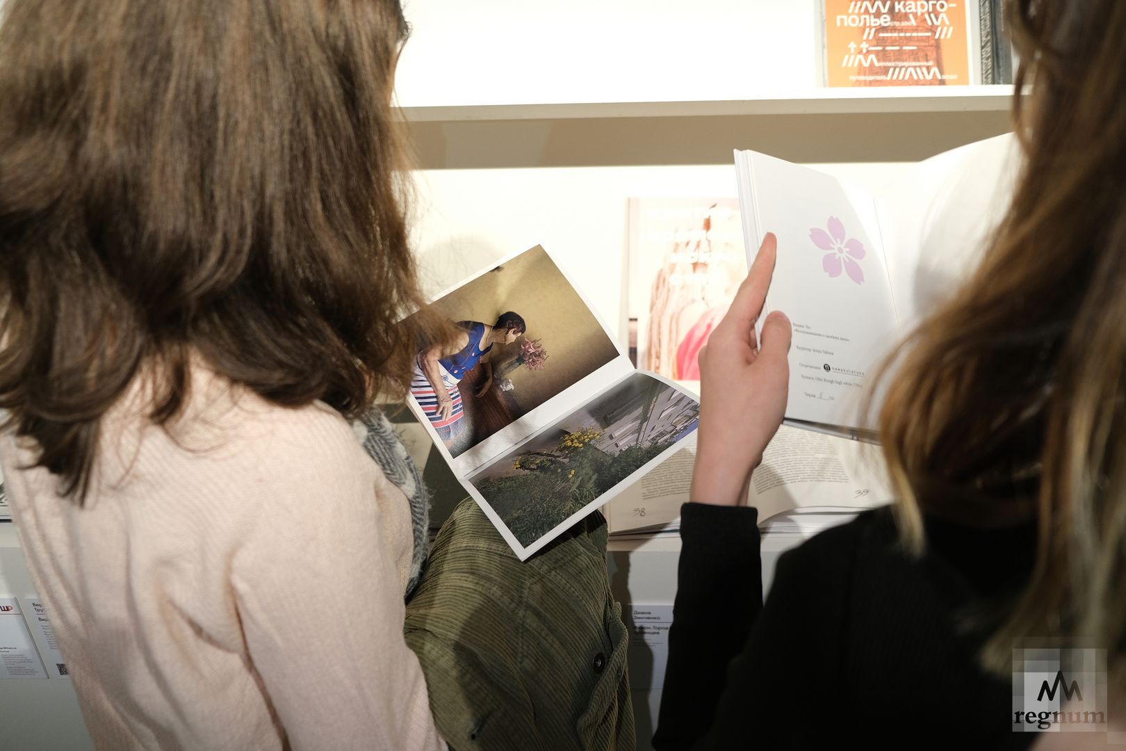 Посетители рассматривают книги молодых художников