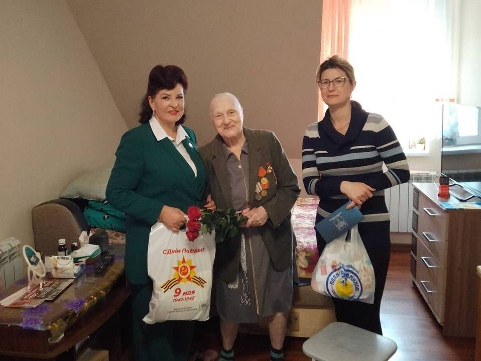 Татьяна Рудакова навестила ветеранов своего округа