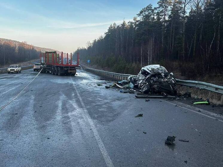 Фура раздавила машину с женщиной и ребенком в Саткинском районе