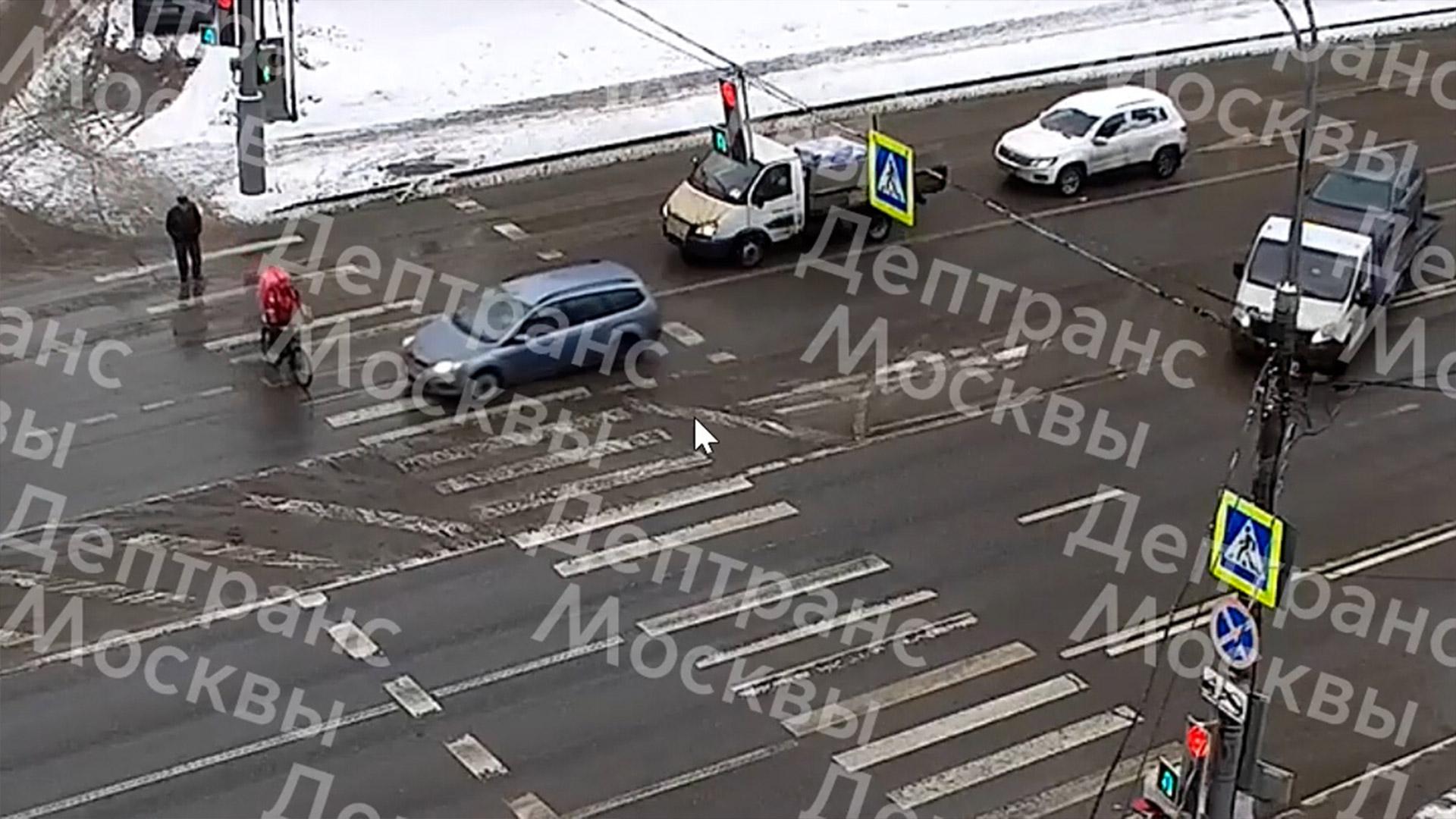 Сбил велосипедиста на пешеходном переходе. ДТП на Севастопольском проспекте. Авария на Севастопольском проспекте 5 января 2023. Сбит велосипедист сегодня в Москве.