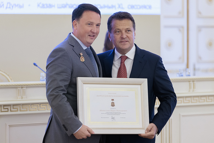 Заседание открыла церемония награждения людей, связанных со строительством. Министра строительства, архитектуры и жилищно-коммунального хозяйства РТ Марата Айзатуллина наградили знаком отличия «За труд и доблесть на благо Казани»