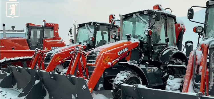 В Ярославле автопарк коммунальной техники пополнился новыми грейдерами и погрузчиками