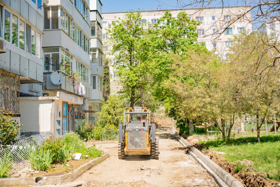 На улице Некрасова приступили к ремонту внутриквартальной дороги 
