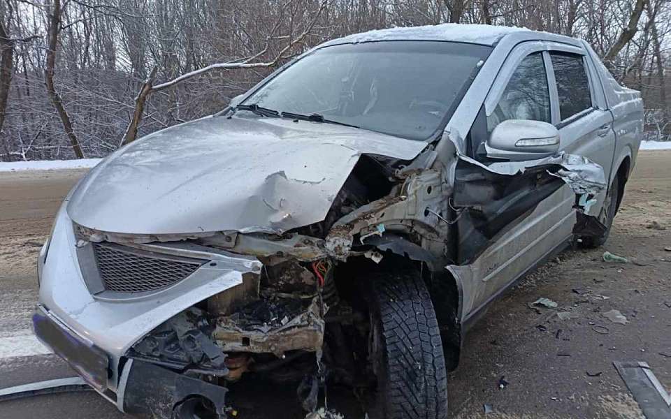 Автомобилистка на иномарке пострадала в лобовом ДТП с «Ладой» на воронежской трассе