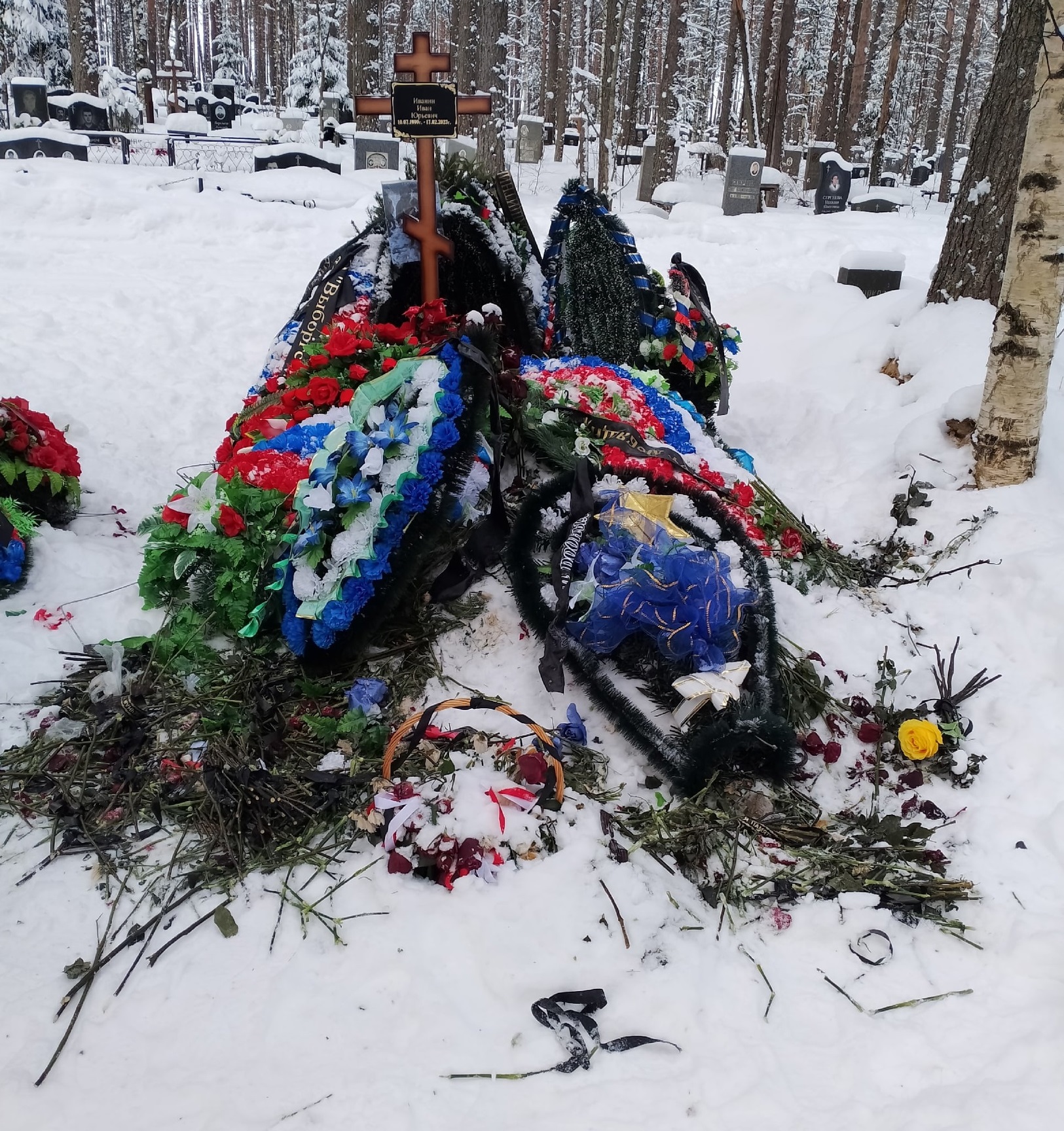 приносят цветы на могилу солдата к разбитому доту фото 39