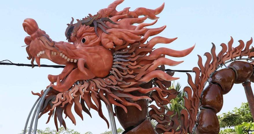 В одном из вьетнамских городов появились статуи драконов, собранные из глиняных горшков