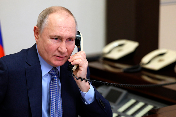 Президент Владимир Путин провел телефонный разговор с президентом ОАЭ Мухаммедом ибн Заид Аль Нахайяном. Стороны выразили озабоченность деградацией обстановки в регионе и подчеркнули необходимость скорейшего прекращения боевых действий, отметив при этом высокий уровень двустороннего сотрудничества