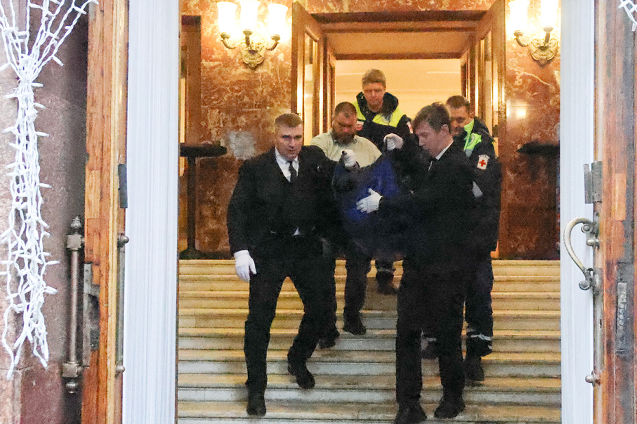 Сотрудники похоронной бригады и скорой помощи выносят носилки с, предположительно, Верой Алентовой из театра им. Маяковского, где проходит прощание с актером Анатолием Лобоцким