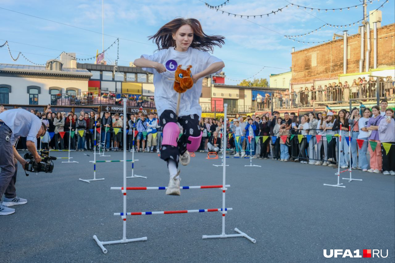 Чемпионат по хоббихорсингу. Хоббихорсинг конкур. Хоббихорсинг прыжки. Хоббихорсинг вид спорта. Алиса аарниомяки хоббихорсинг.
