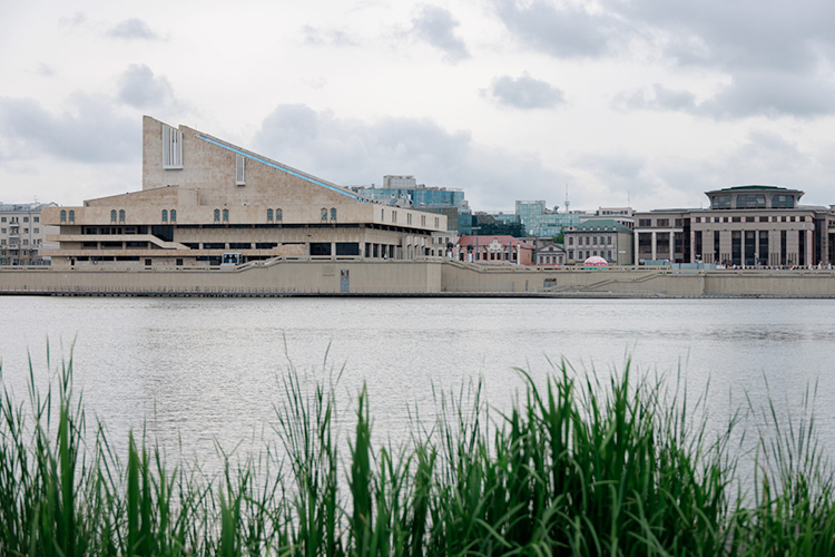 Казанские фонтаны журчат уже больше недели. Кроме одного, самого большого, которого нет с нами уже третий год, — плавающего фонтана на озере Кабан, располагавшегося перед площадью возле старого здания театра им. Камала