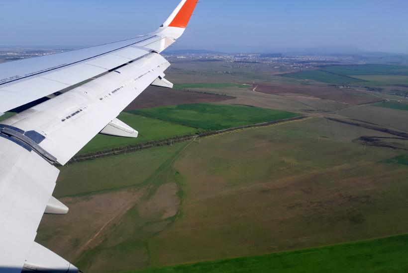 Крыло самолета в небе