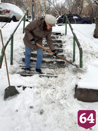 Саратовцы самостоятельно чистят тротуары от снега