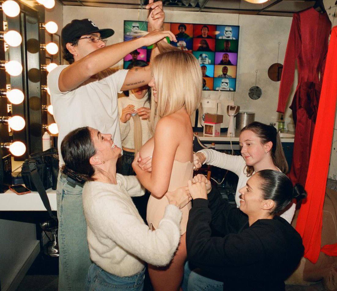 Сидни Суини поделилась очень пикантными фотографиями из гримерки