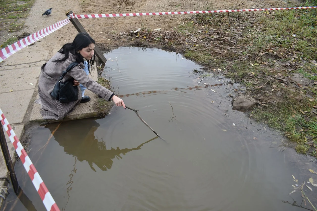 В небольшом водоеме образовавшемся после разлива реки. Глубокая лужа. Опасные лужи. Калюжа. После дождя у школьного крыльца образовалась лужа глубиной 8.