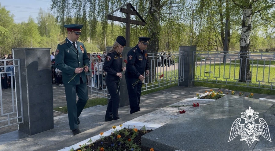 В Твери росгвардейцы возложили цветы к памятнику погибшим в Великой Отечественной войне