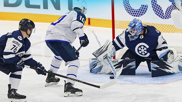 Хоккейная «Сибирь» уступила в серии буллитов «Торпедо» со счётом 3:4