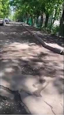 Ребенку на самокате неудобно ездить по асфальту с ямами